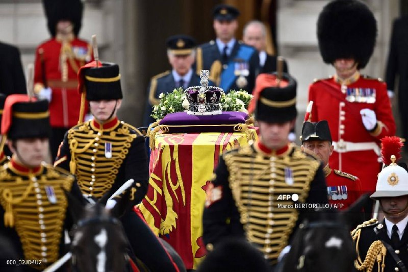 英国女王伊丽莎白二世灵柩在国王查尔斯三世、威廉王子及其他王室成员护送下抵达威斯敏斯特宫大厅停灵，自即日起至18日供公众瞻仰