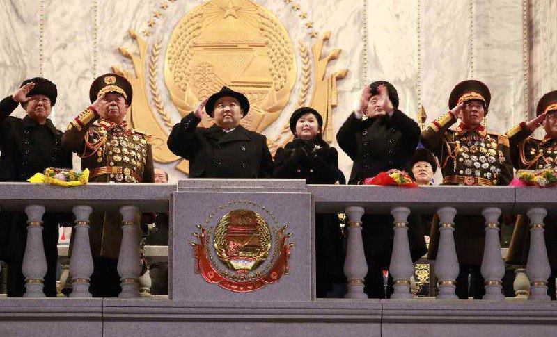 朝鲜8日举行阅兵仪式纪念朝鲜人民军成立75周年