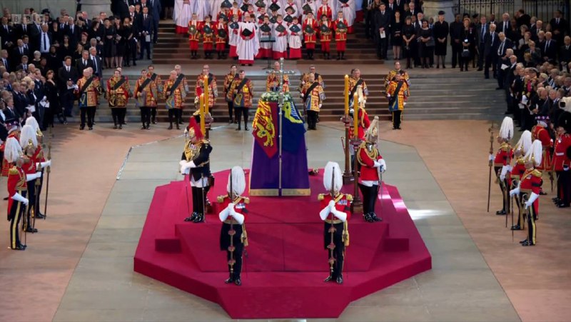 英国女王伊丽莎白二世灵柩在国王查尔斯三世、威廉王子及其他王室成员护送下抵达威斯敏斯特宫大厅停灵，自即日起至18日供公众瞻仰