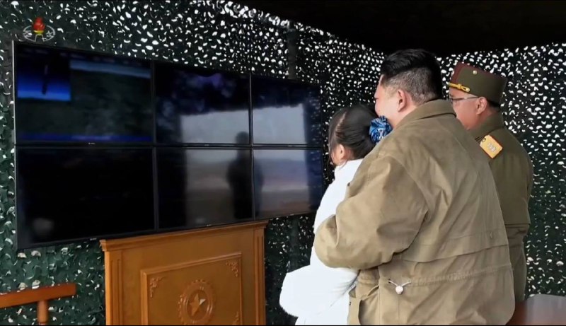 韩国国家情报院研判，日前陪同金正恩观摩新型洲际弹道导弹试射的女童为金正恩的第二个孩子金主爱（音，김주애）