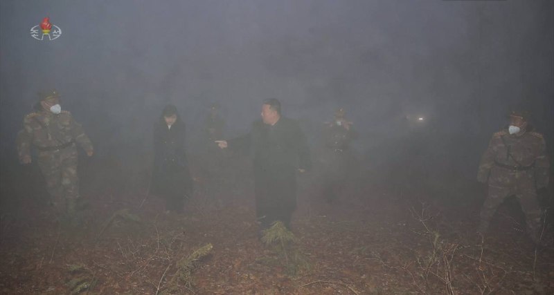 朝鲜，金正恩携女儿指导观摩18—19日进行的核反击假想综合战术训练