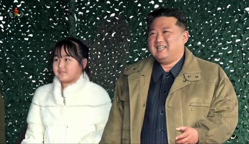 韩国国家情报院研判，日前陪同金正恩观摩新型洲际弹道导弹试射的女童为金正恩的第二个孩子金主爱（音，김주애）