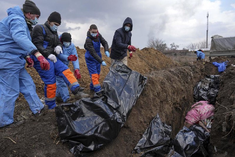 俄罗斯周三空袭了马里乌波尔的一家妇产医院，乌克兰官员表示，袭击造成至少17人受伤