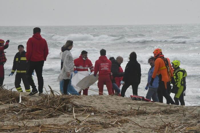 意大利克罗托内Steccato di Cutro附近发生一起移民船只沉船事故，至少33人死亡