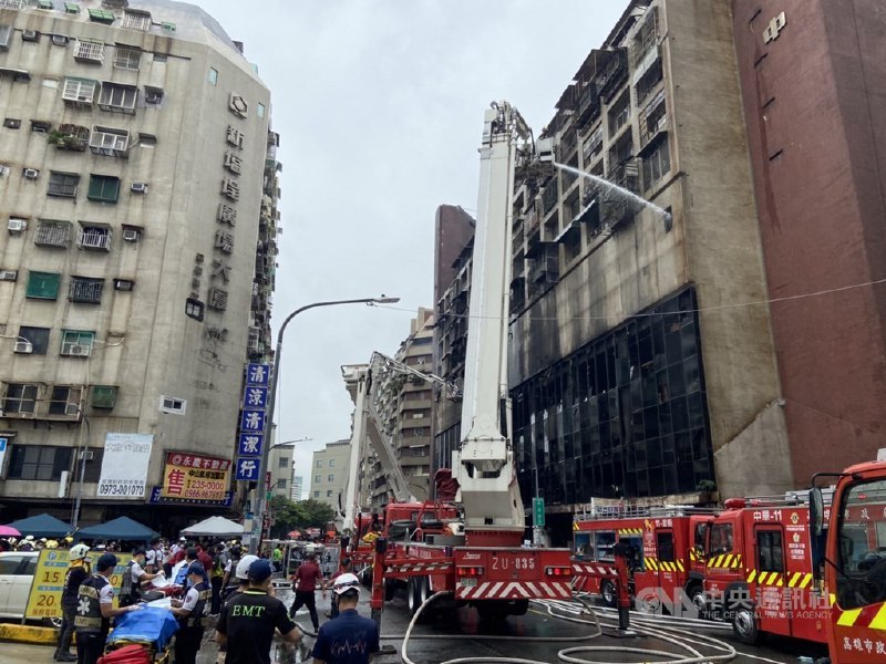 台湾高雄市盐埕区府北路“城中城”大楼今天凌晨起火，高雄市消防局最新统计，有9人救出时没有生命迹象，44人受伤
