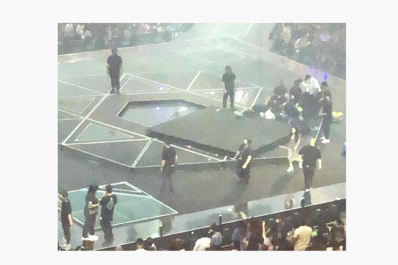 香港，7月28日晚在红馆举行的MIRROR演唱会发生意外，舞台的大屏幕突然跌落，5人受伤，其中两名舞蹈员送院