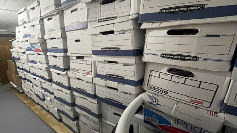 美国前总统特朗普因“密件风波”被指控故意保留机密文件、串谋妨碍司法公正以及虚假陈述等37项重罪，其中至少4项指控最高可判处20年监禁