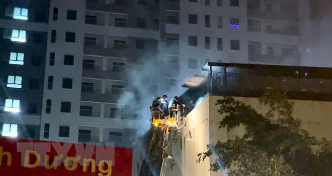 越南南部平阳省顺安市一歌厅6日晚间发生火灾，造成至少12人死亡、40人受伤，其中11人重伤