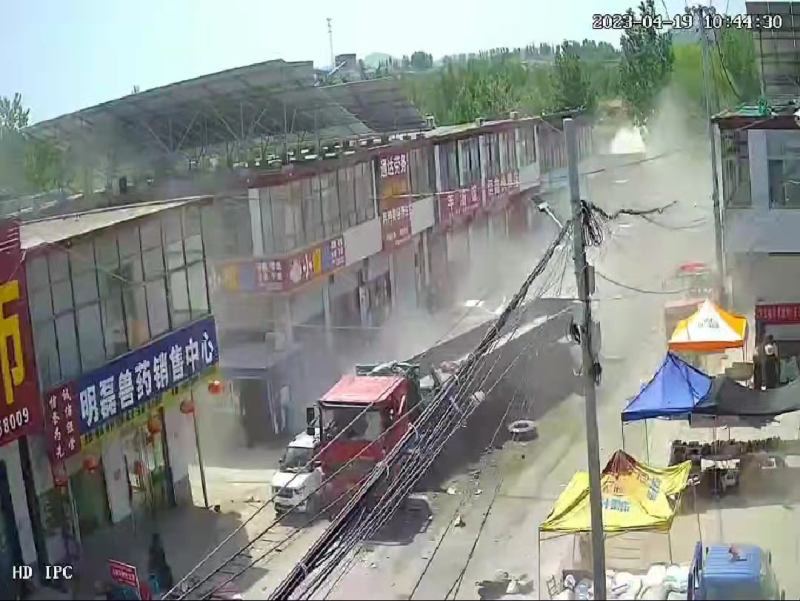 19日上午，两辆重型半挂牵引车在山东省济宁市泗水县圣水峪镇小河村内道路发生碰撞，事故造成7人死亡、10人受伤