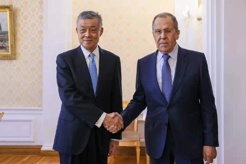 中国政府朝鲜半岛事务特别代表刘晓明会见俄罗斯外交部长拉夫罗夫，就朝鲜半岛形势和共同关心的国际问题深入交换了意见