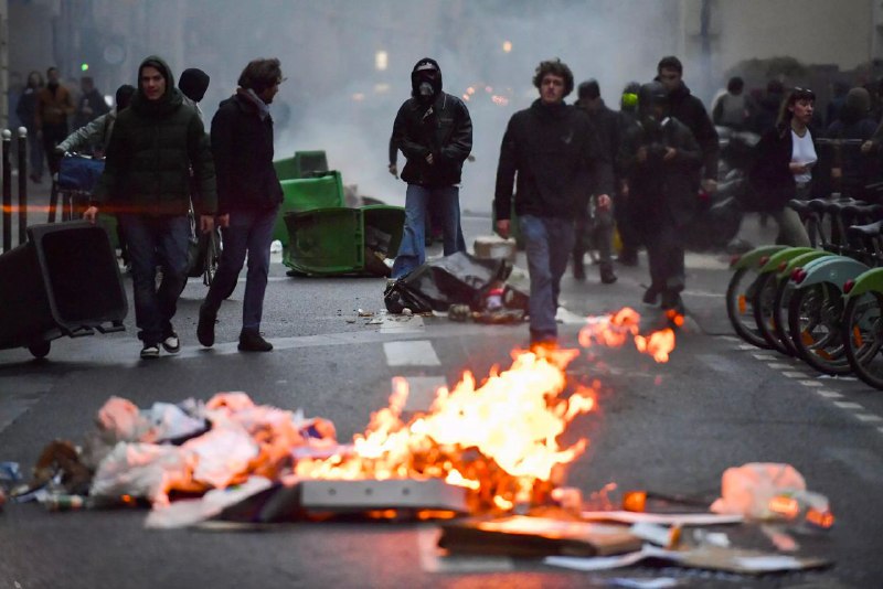 法国总统马克龙15日签署了养老金改革法案