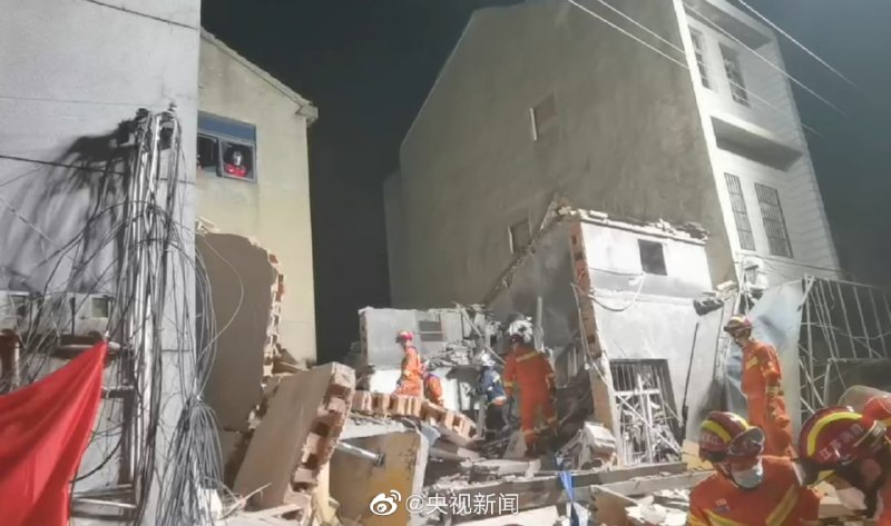 5月24日20时45分，常州市武进区湖塘镇花园新村小区182—183号两层半居民楼内发生爆炸导致房屋坍塌，致6人受困