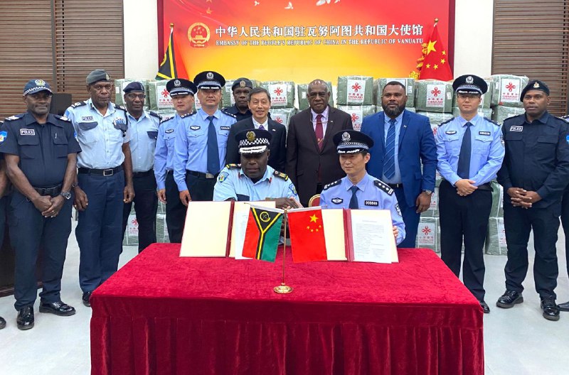 中国首批援助瓦努阿图的警务专家组以及警用物资25日举行交接