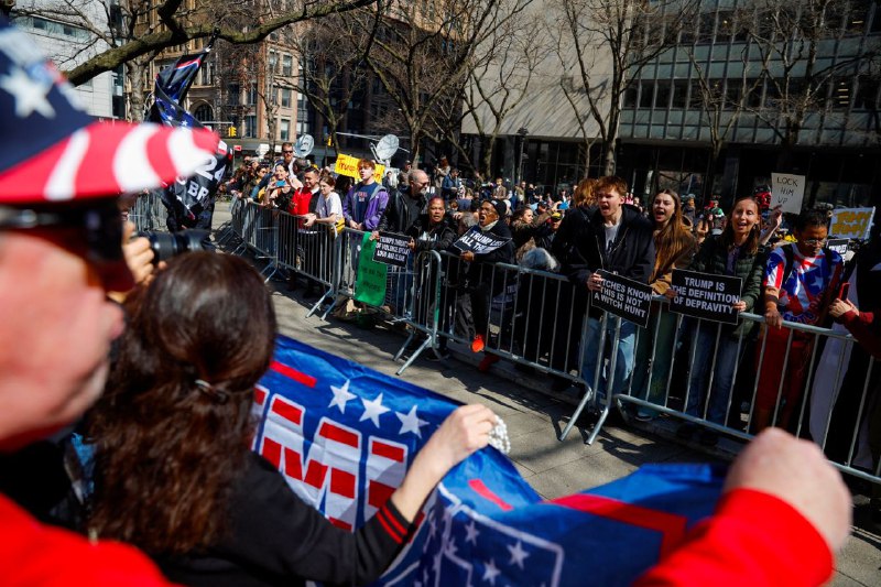 美国前总统特朗普在“封口费”计划中被控犯有34项重罪，特朗普不认罪