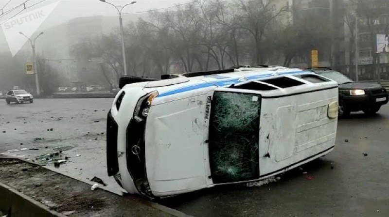 （视频：阿拉木图暴乱场景，哈萨克斯坦官方电视台摄，卫星通讯社发；图1-4：卫星通讯社摄；图5-8：阿拉木图广场上的士兵，路透社摄）（视频：阿拉木图暴乱场景，哈萨克斯坦官方电视台摄，卫星通讯社发；图1-4：卫星通讯社摄；图5-8：阿拉木图广场上的士兵，路透社摄）