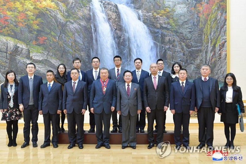 据朝中社23日报道，朝鲜国务委员会第一副委员长、最高人民会议常任委员会委员长崔龙海22日在平壤万寿台议事堂会见了即将离任回国的中国驻朝鲜特命全权大使李进军