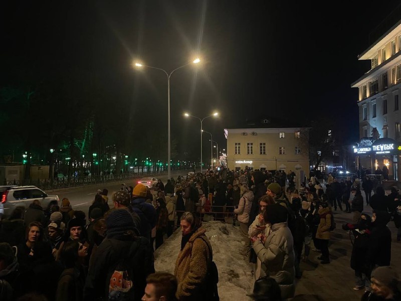 莫斯科的反战示威者，据记者估计约有700人