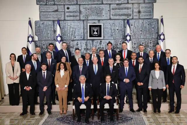 以色列新一届政府29日宣誓就职，利库德集团领导人内塔尼亚胡出任总理