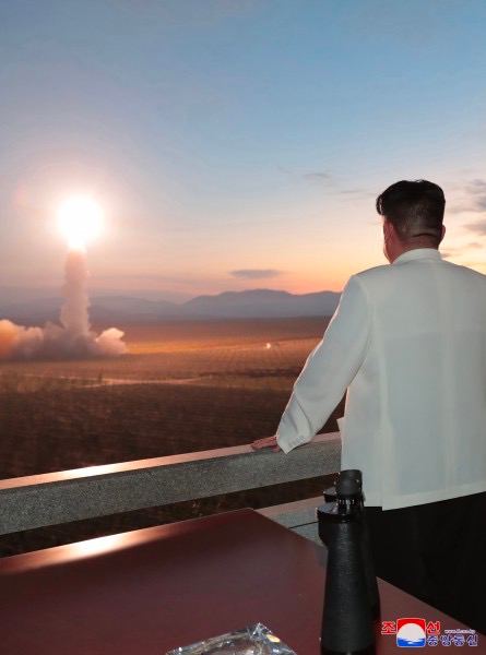 朝中社发文指，朝鲜人民军战术核武器运用部队从9月25日至10月9日进行军事训练，验证并判定国家战争遏制力和核反击能力，并向敌人发出严正警告