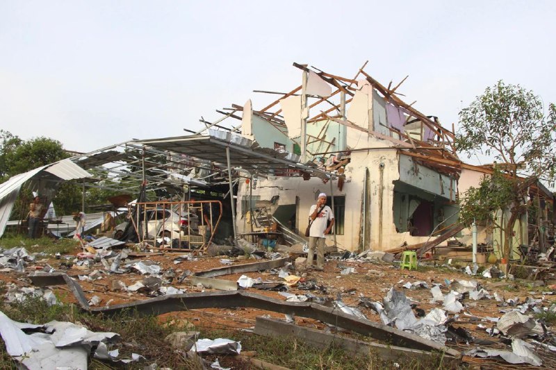 泰国南部那拉提瓦府一个烟花仓库29日发生大规模爆炸