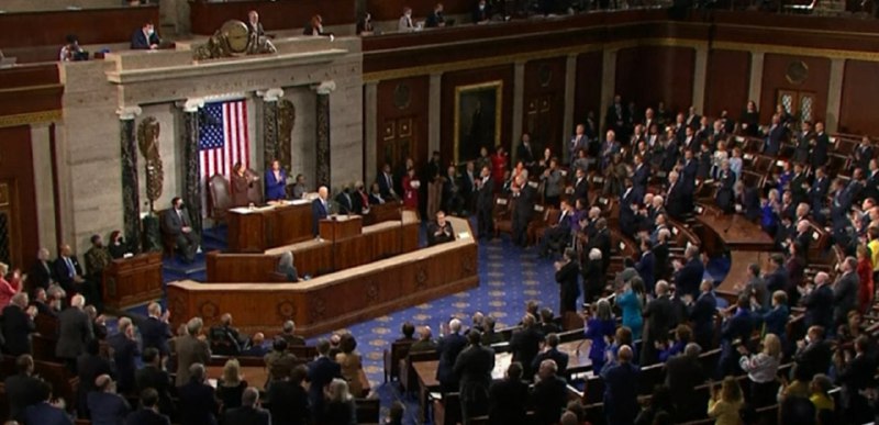 美国总统拜登发表首份国情咨文，他表示美国对俄罗斯的制裁是为了让独裁者付出代价，全场国会议员欢呼掌声不断