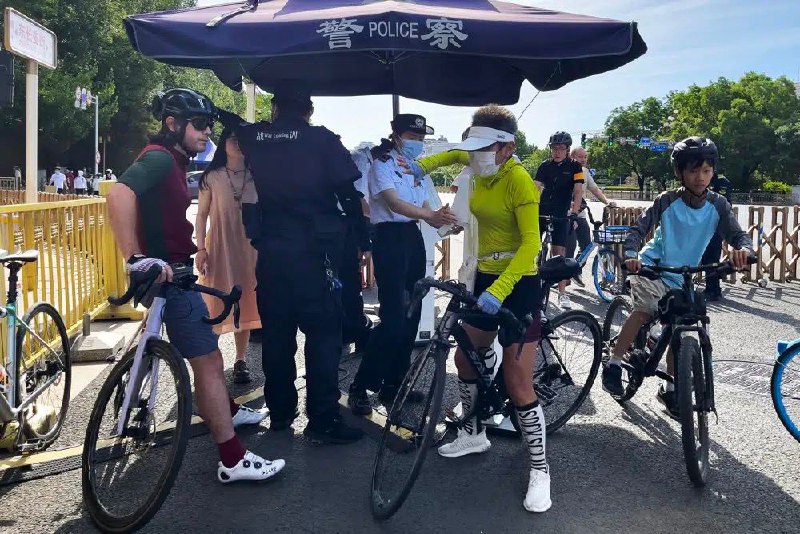 6月4日是六四事件34周年，香港维园连续第四年没有六四烛光集会，亦是30多年来维园烛海首度被庆回归“家乡市集嘉年华”取代，昔日维园内的烛光和鲜花，如今变成家乡小吃和舞狮舞龙表演