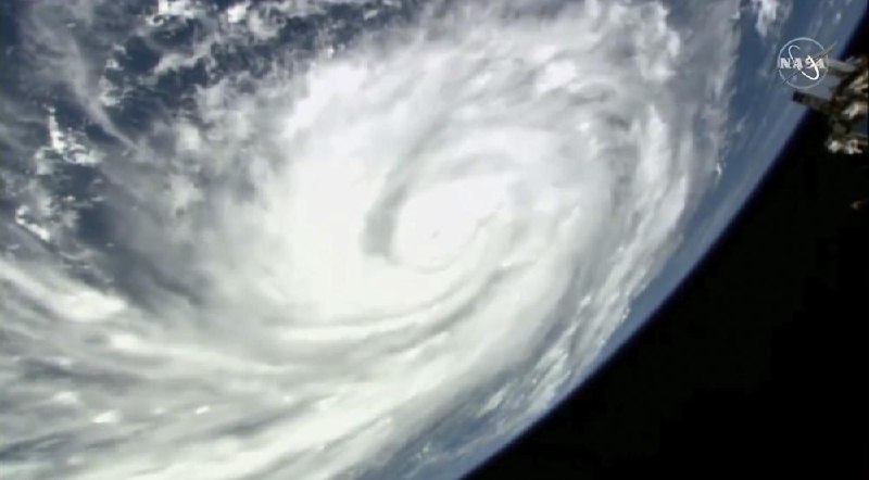 飓风“伊恩”周三上午逼近美国佛罗里达州西南海岸，最高风速已达250公里/小时，接近最危险的5级飓风