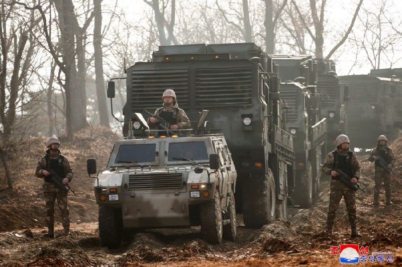 朝鲜领导人金正恩9日携夫人李雪主、女儿金主爱现场指导了模拟袭击韩国机场的火力突击演习