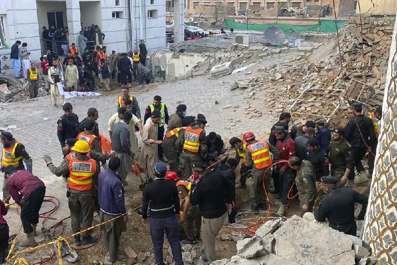 路透社援引医院发言人报道，白沙瓦清真寺爆炸袭击造成的死亡人数上升至83人，另有至少57人受伤，其中多人伤势严重