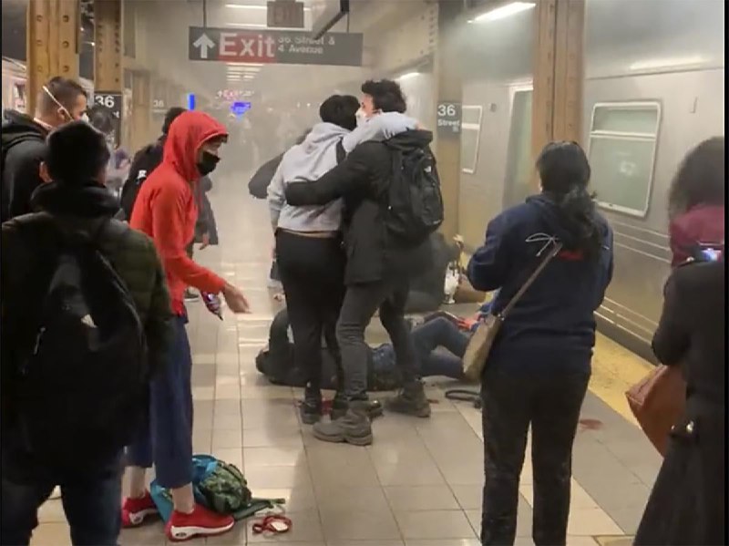 美国纽约地铁枪击事件已造成至少29人受伤，警方发现了一辆可能与案件有关的车辆
