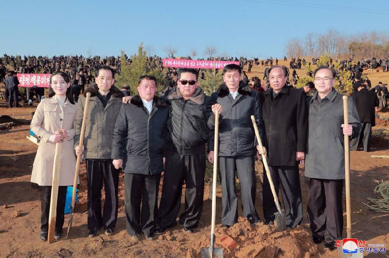 在朝鲜植树节到来之际，金正恩3月2日同朝鲜劳动党第二次基层党委书记大会参加者进行纪念植树活动