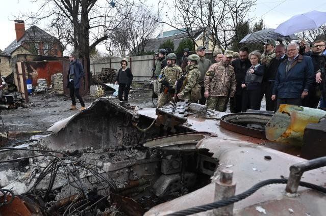 冯德莱恩等人由乌克兰总理什米加尔陪同访问布查