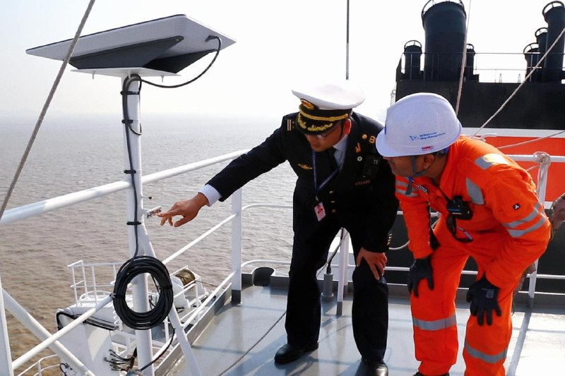 宁波海事局近日检查一靠泊国际航船，发现顶层甲板安装一外国低轨卫星通讯设备