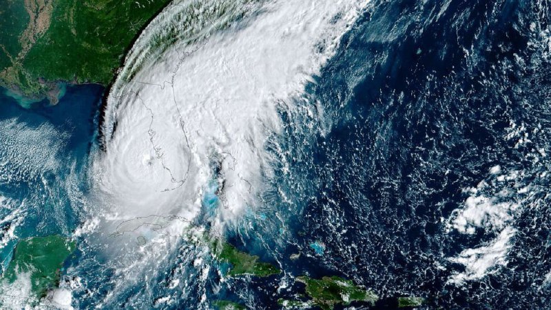 飓风“伊恩”周三15时许以4级飓风强度在美国佛罗里达州西南部登陆，最大持续风速达到每小时240公里，正以每小时15公里的速度朝东北偏北方向移动