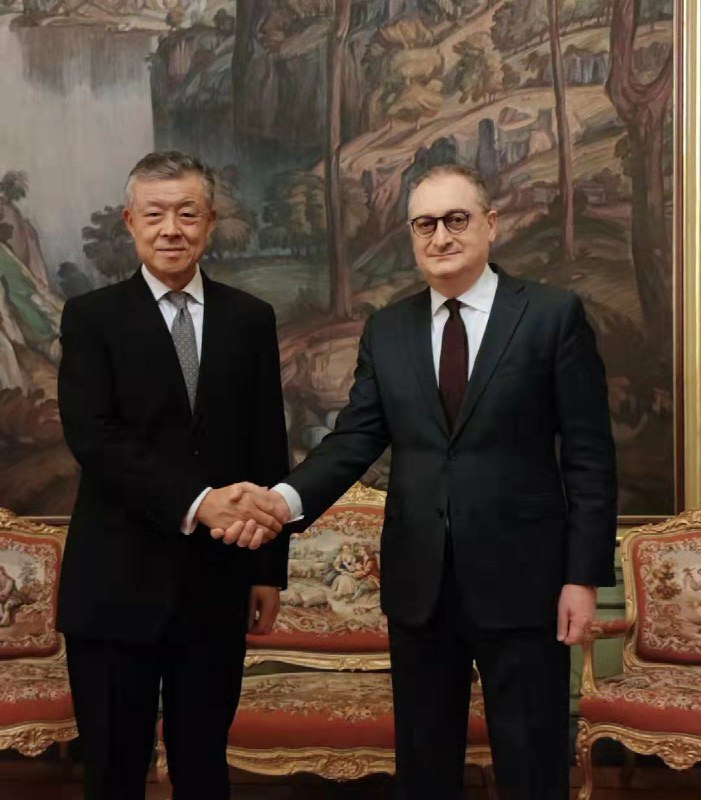 中国政府朝鲜半岛事务特别代表刘晓明会见俄罗斯外交部长拉夫罗夫，就朝鲜半岛形势和共同关心的国际问题深入交换了意见