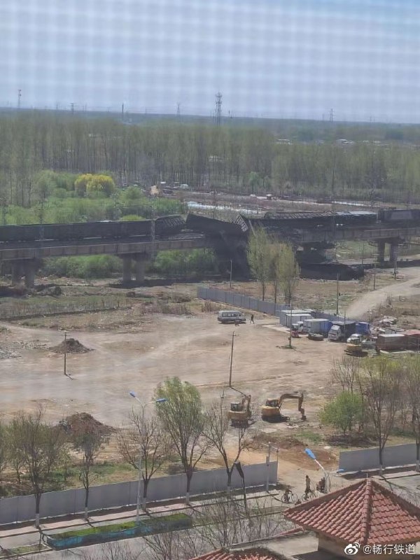 太原铁路局大秦车务段通报，4月14日13时许翠屏山站内一列货车溜逸，在大秦线K413+600（天津蓟州境内）与另一运行货列相撞造成脱线17辆，其中11辆坠落桥下