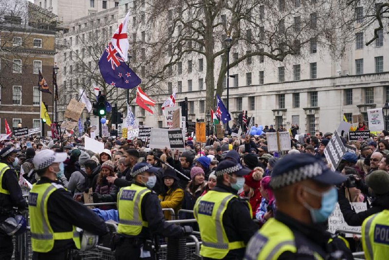 周日，布鲁塞尔警方发射高压水枪和催泪瓦斯，以驱散抗议新型冠状病毒疫苗接种和限制措施的示威者