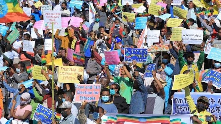 在埃塞俄比亚首都亚的斯亚贝巴，超过一万人参加反美集会，谴责美国总统拜登在提格雷地区冲突上的政策