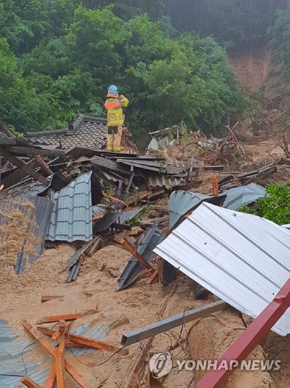 韩国庆尚北道、忠清南道等地近日连降暴雨，山体滑坡造成房屋被毁，还有车辆被淹