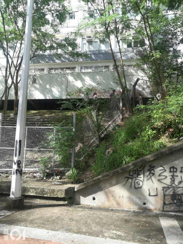 香港专业教育学院观塘分校后山23日发现20瓶可疑化学品及斧头、军刀、剪钳等武器