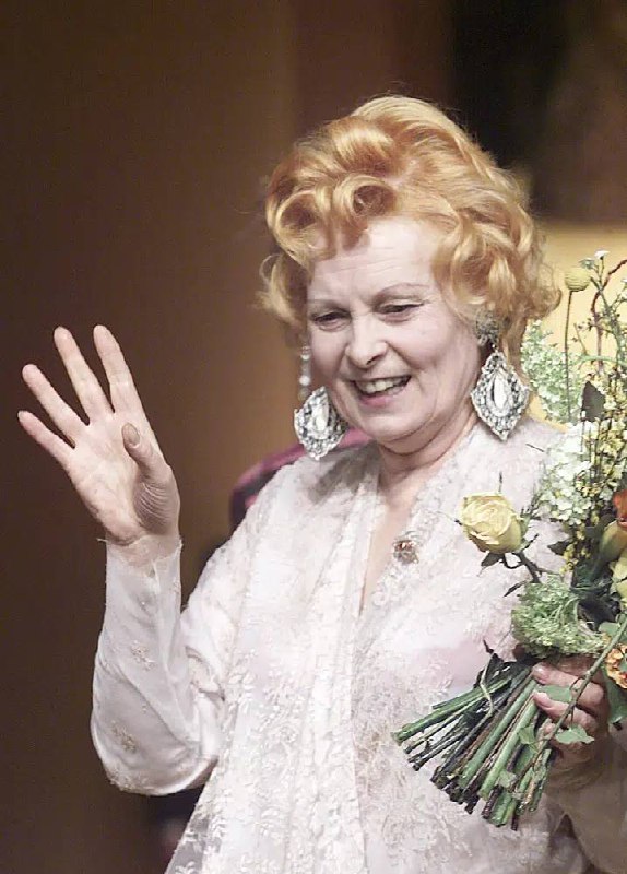 人称“西太后”的英国著名时装设计师薇薇安·韦斯特伍德29日在伦敦家中去世，享年81岁