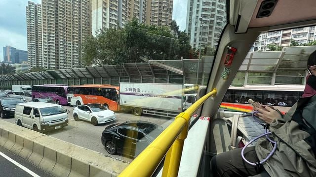 香港，将军澳隧道观塘入口今天下午发生交通事故，四辆共载有200多名乘客的旅游大巴与货车相撞，造成近百人受伤，其中4人伤势较重