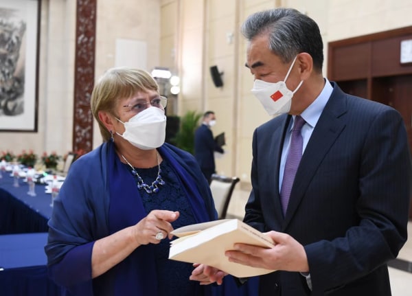 王毅23日在广州会见访华的巴切莱特高专，向她赠送了英译本《习近平关于尊重和保障人权论述摘编》