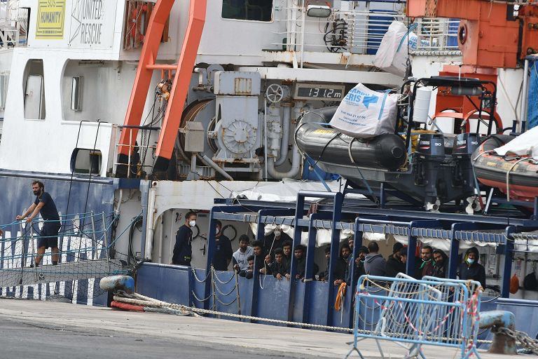 意大利政府拒绝向地中海中部从事营救遇险移民工作的船只提供安全港，引发争议