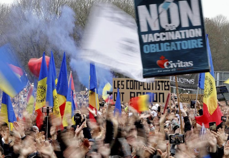 周日，布鲁塞尔警方发射高压水枪和催泪瓦斯，以驱散抗议新型冠状病毒疫苗接种和限制措施的示威者