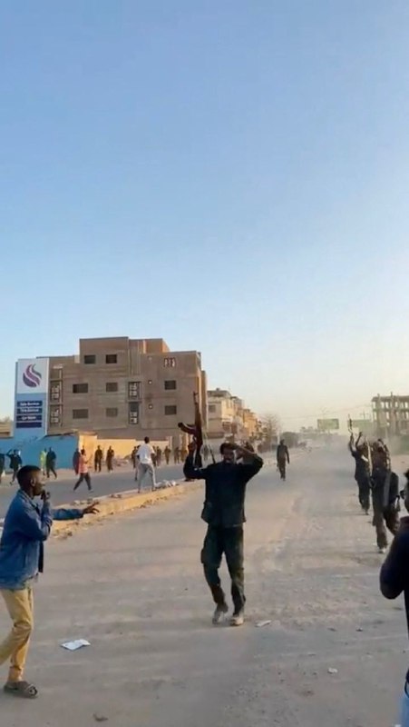 尽管苏丹武装部队21日晚同意在开斋节期间进行为期3天的休战，但当晚首都喀土穆的战斗仍在持续，不过没有白天那么猛烈