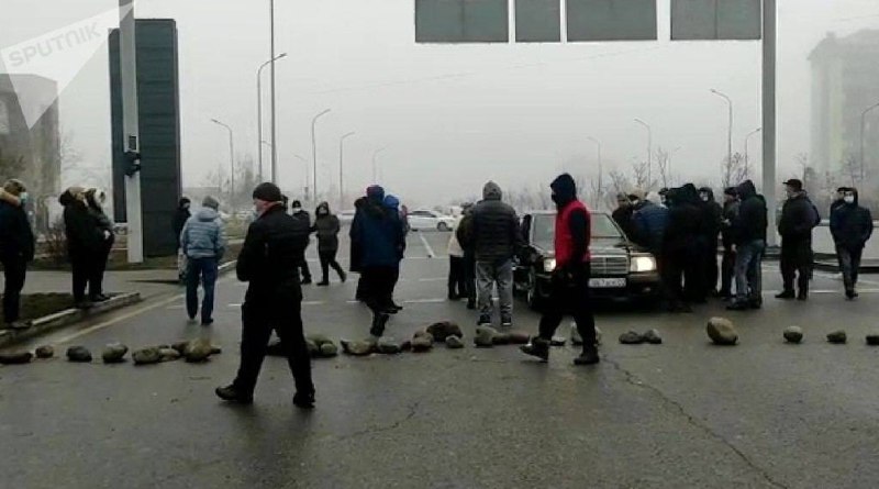 （视频：阿拉木图暴乱场景，哈萨克斯坦官方电视台摄，卫星通讯社发；图1-4：卫星通讯社摄；图5-8：阿拉木图广场上的士兵，路透社摄）（视频：阿拉木图暴乱场景，哈萨克斯坦官方电视台摄，卫星通讯社发；图1-4：卫星通讯社摄；图5-8：阿拉木图广场上的士兵，路透社摄）