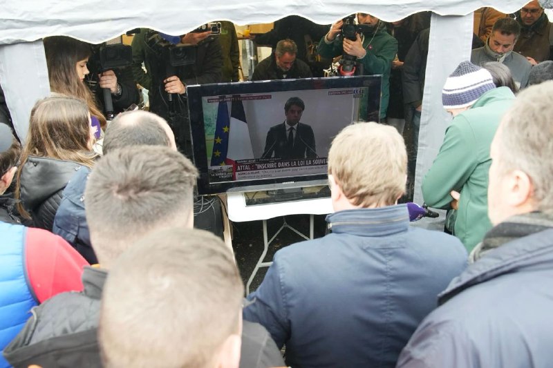 组织本次农民抗议活动的法国全国农业经营者工会联合会和“青年农民”2月1日呼吁在全国范围内暂停抗议活动并解除道路封锁