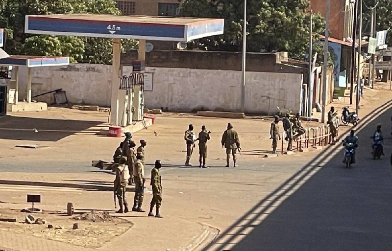 周日早些时候，布基纳法索首都瓦加杜古的一个军事基地响起猛烈的枪声，引发了人们对政变企图的担忧