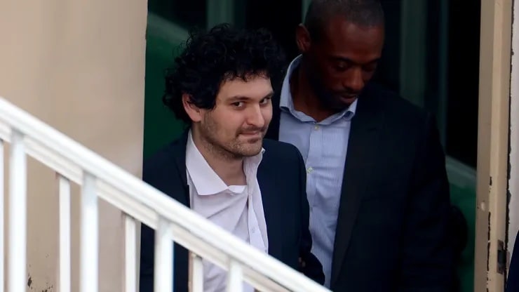 班克曼-弗里德12月22日以2.5亿美元获得保释，其下一次开庭将设在2023年1月3日，并面临8项刑事指控